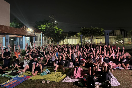 Alunos do Sapiens Colégio realizam sessão de cinema ao ar livre.